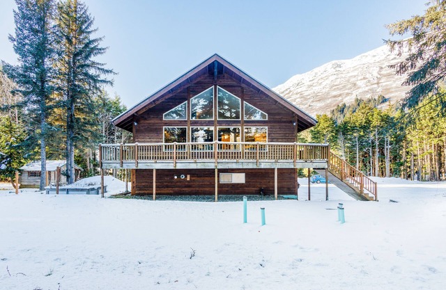 Ultimate vacation retreat w/fireplace, gas grill, large yard, & firepit