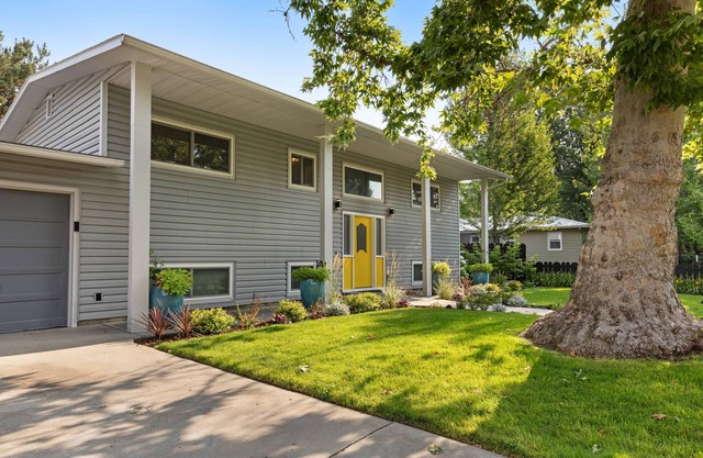 Ultra Comfort + Style! NEW HOT TUB! Covered Patio, BBQ, Fire Pit & More! >10 min to Downtown & BSU!