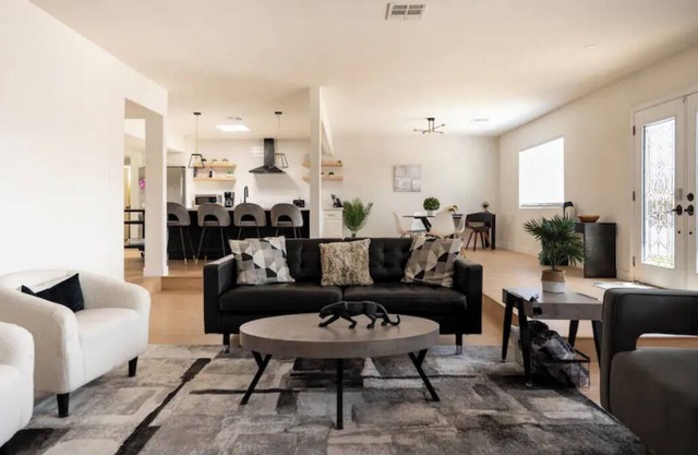 Ultra Lux modern vila + pool + parking. 14mins to strip
