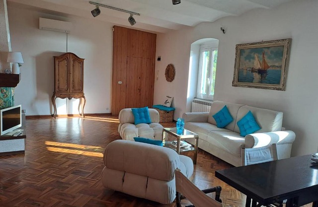 Un camino in Riva al mare