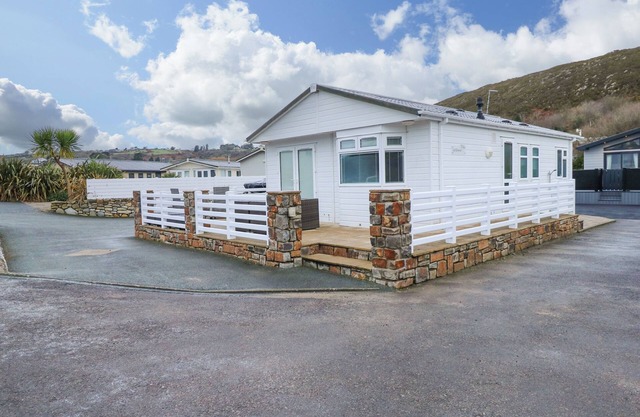 UN DIWRNOD (ONE DAY) THE WARREN T22, pet friendly in Abersoch