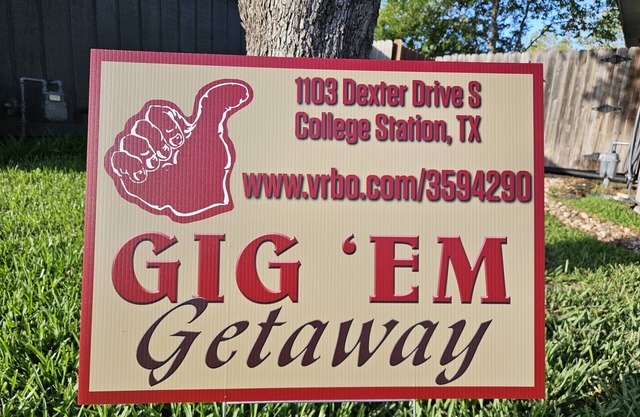 Under 3/4 of a mile from A&M/Kyle Field ~ FREE football gameday PARKING PASS