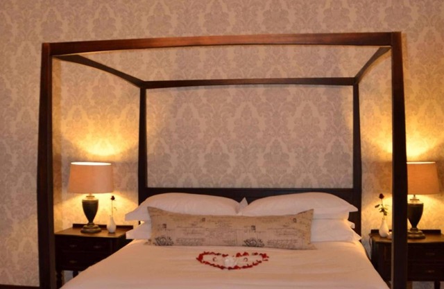 Under Oaks Guesthouse