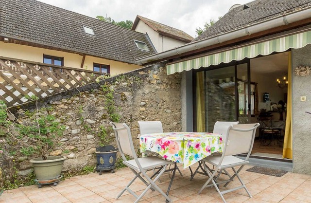 UNDER THE ALBIZIA - VOGLANS