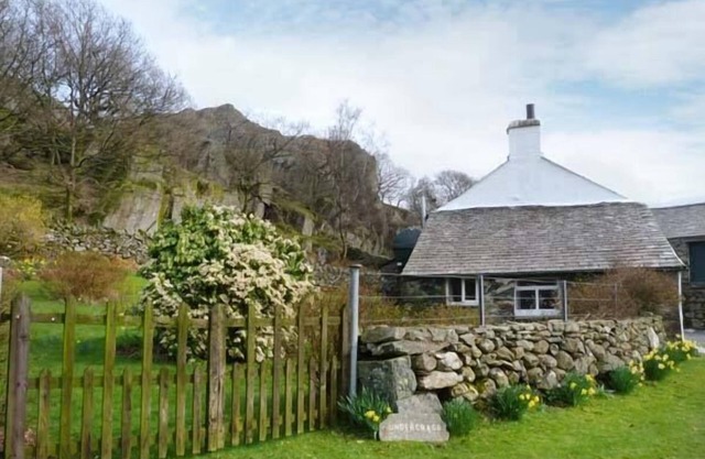 UNDERCRAGG, pet friendly, with open fire in Broughton-In-Furness