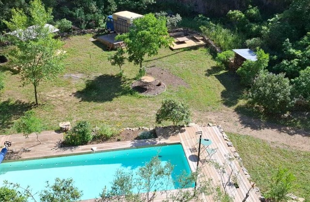 Une Maison Tout Confort, son Grand Terrain Nature et sa Piscine Juste Pour Vous!