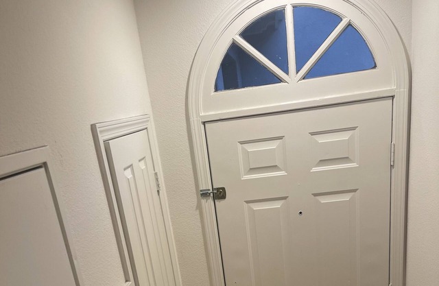 Unfurnished Townhome 2b2ba Central Location Newport Beach