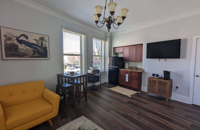 Unique 1 BR/1BA Stay in Downtown - 204