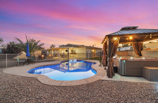 Unique 4-bed, 3-bath house with Pool, Hot Tub, Arcade and Hi-Spd Wifi