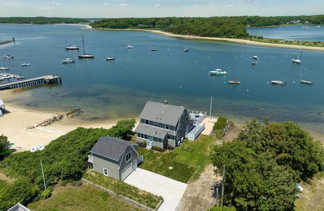 Unique and Spacious 5-bedroom house, guest house in lovely Falmouth with AC WiFi