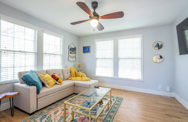 Unique, Artsy Bungalow, Walk to South Congress. Pet Friendly!