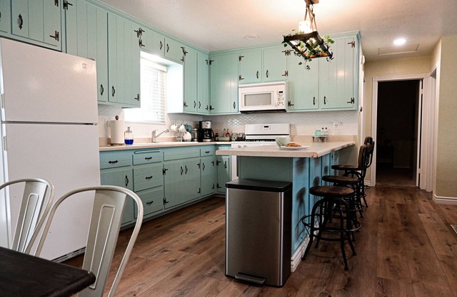 Unique Fresh Blue Bee Cottage 15 Min From Slopes, Village, Lake