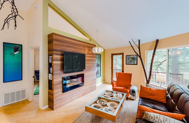 Unique home in the treetops with 360-degree deck & walkable location