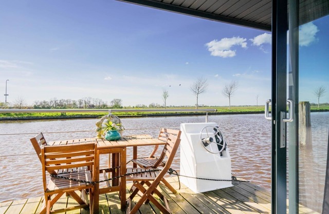 Unique Houseboat in Steenwijk near Giethoorn