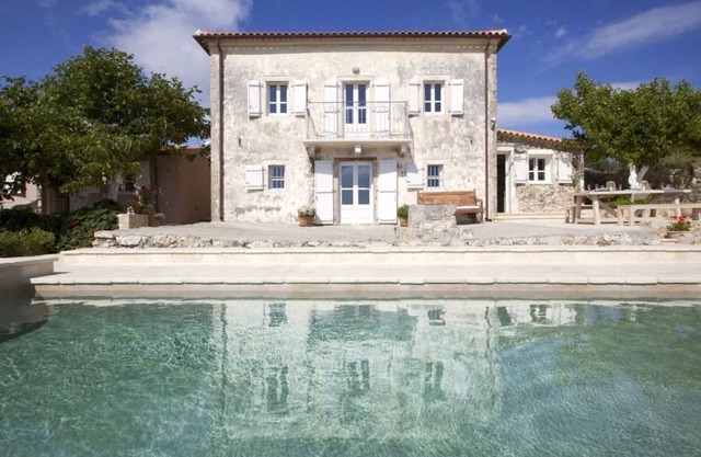 Unique, luxurious villa with infinity pool and sea view, free WiFi