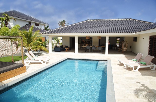 *UNIQUE*: Luxury, tropical villa within walking distance of Jan Thiel Beach (6p)
