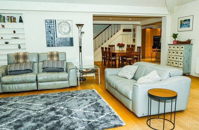 Unique open plan family home with garden, short walk to the Thames river