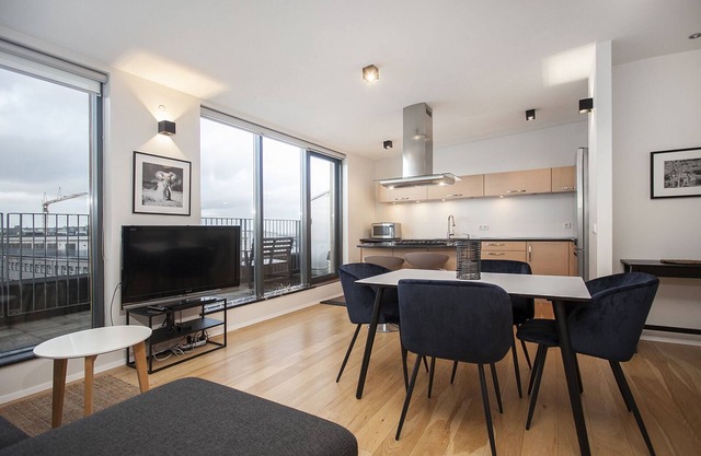 Unique Penthouse apt in 101 w/sea and city view