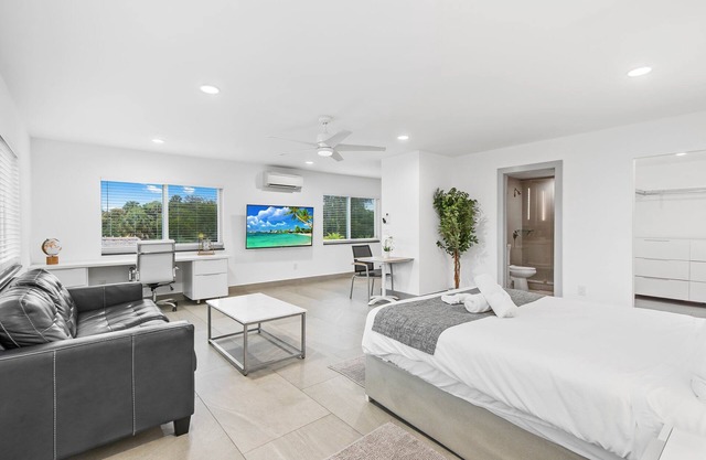 Unique Retreat - Unit D: Cool 2nd-floor Retreat