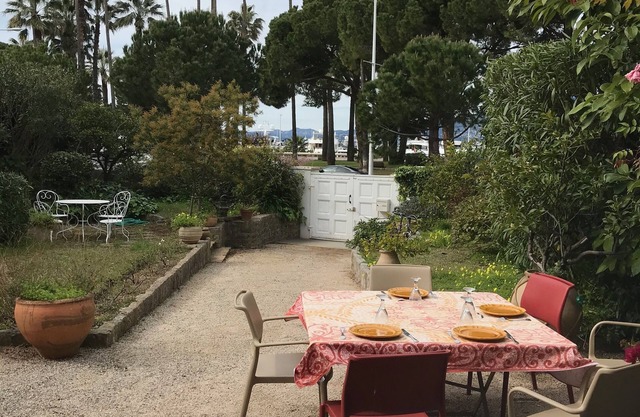 Unique! Villa on Croisette with seaside garden (Port Canto)