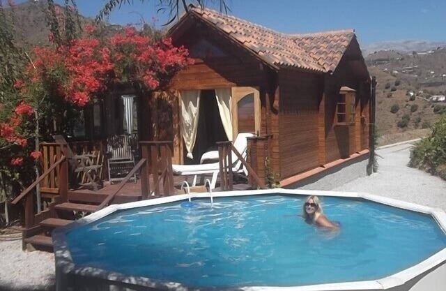 Unique Wooden Cabin, 4 Miles From The Beach, Stunning Views, Unlimited WIFI.