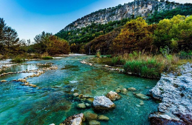 UNIQUELY AMAZING TEXAS HILL COUNTRY HOUSE CLOSE TO FRIO RIVER SLEEPS UP TO 14!