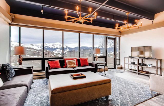 Uniquely Decorated Mountain Plaza Condo by RedAwning