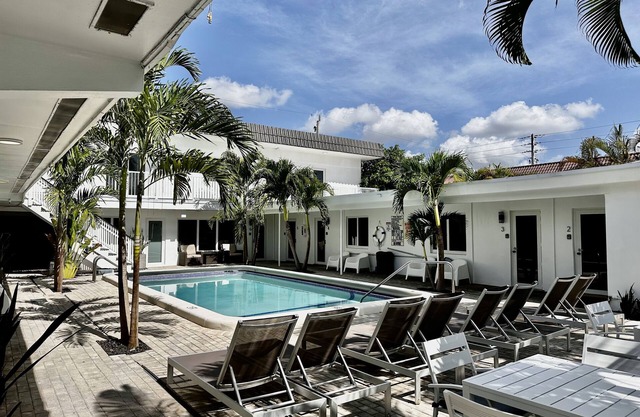 Unit 6 Premium 1 Bedroom King Pool View Suite, King Bed, kitchen, pool view