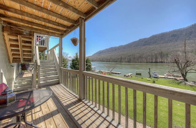 Unit C 10 Mins to Downtown! River Front Vacation W/Water Access