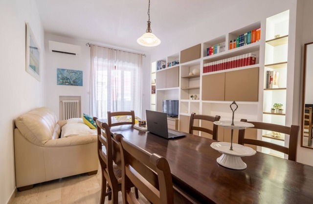 University & Station Airy Apartment with parking