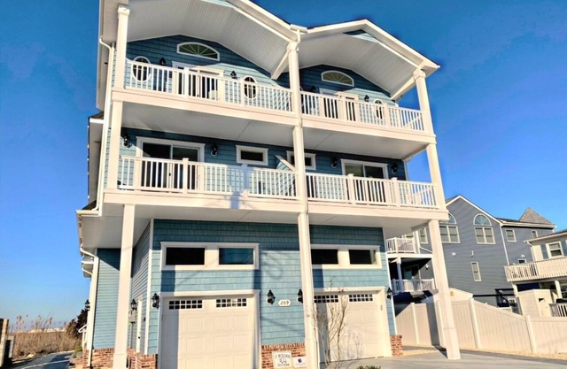 Unrestricted views of the intercoastal waterway on 75th Street