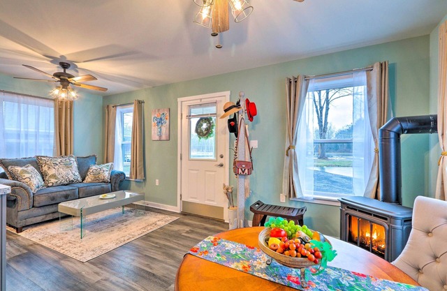 Unwind Fireside! Poconos Cottage 12 Mi to Slopes