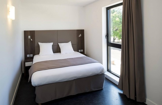 Unwind in a Comforting Room with Nearby Tram to City | Free Offsite Parking