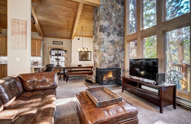 Unwind in Alpine Bliss! River Views & Convenient Walkability to Town/Slopes