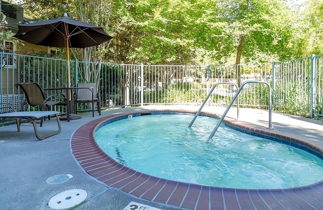 Unwind in Napa's Beauty! 4 Spacious Units, Free Parking, Outdoor Swimming Pool!