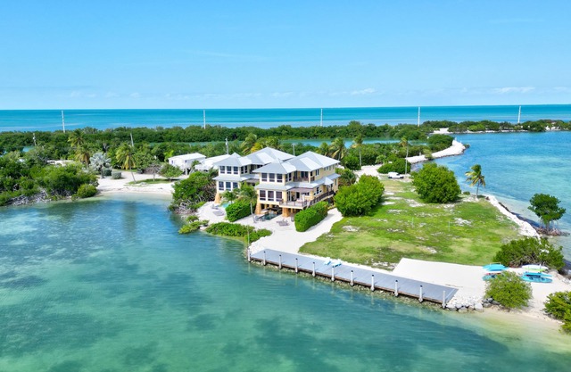 ✦Unwind on your Oceanedge villa on Seapalm island✦