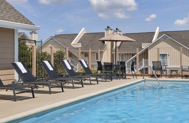 Unwind & Recharge! Full Kitchen, Pool, Free BFast and Parking, Near Gorman Park!