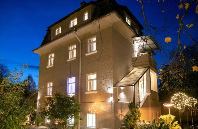 up to 16 pax, BBQ, sunbeds, bikes, close to ski areas, lake region and town