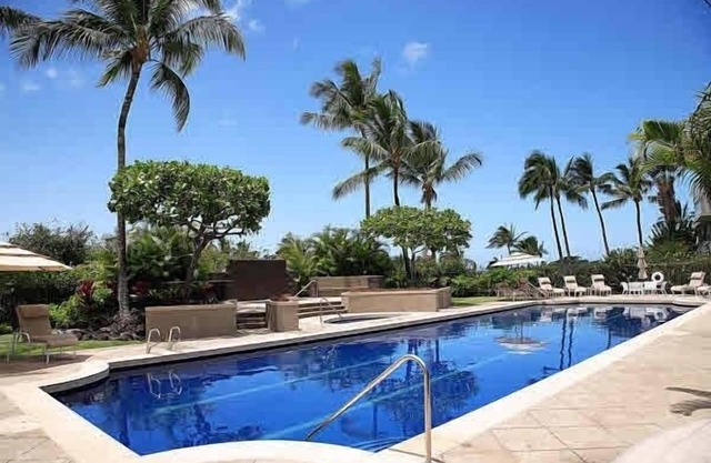Updated 2 Bedroom Condo Walk to the Beach & Shops.