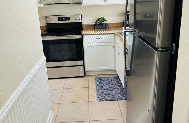 Updated 2-bedroom Duplex in delightful Gainesville with AC, WiFi