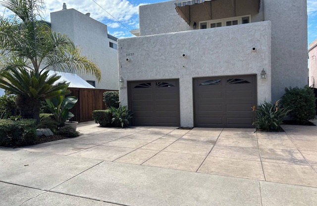 Updated 2 bedroom Lantern District condo all on 1 level. Walk to beaches/harbor.