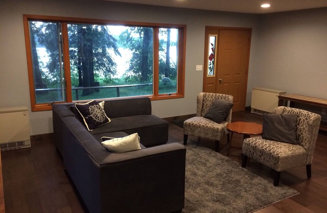 Updated 2BR, 5.5 acre gem with vista view of Straight Lake!