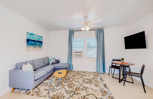 Updated 2nd-floor home in great locale with high-speed WiFi - snowbird-friendly