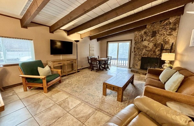 Updated 3 Minute Walk to AF-Large Condo 1168sqft