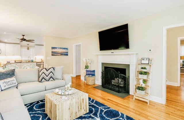 Updated 4BR Coastal Farmhouse - Near High Point U & Market - Sleeps 10