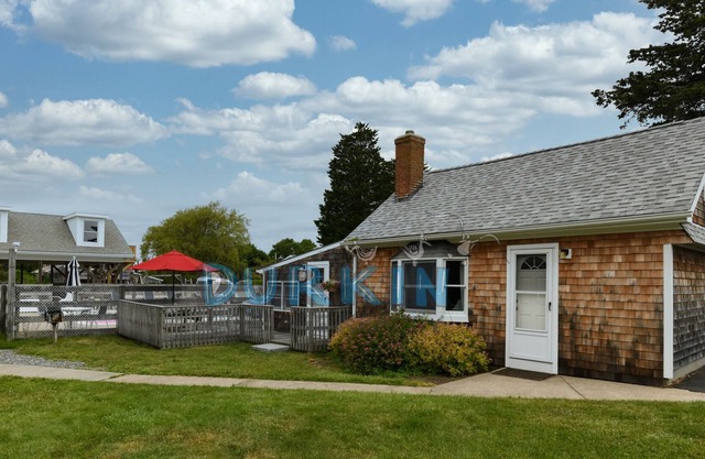 Updated Cottage, Pool Access, Close to Beach, Playground