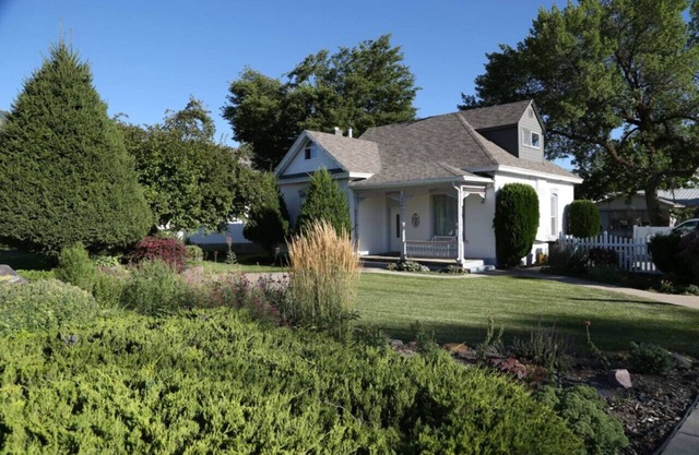 Updated Cottage Sleeps 8 Close to Logan