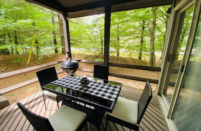 Updated Cute Chalet, Hot Tub! Close to lakes, hiking, state parks, golf course!