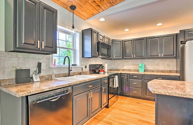 Updated Family Home ~ 1 Mile to Delaware River!