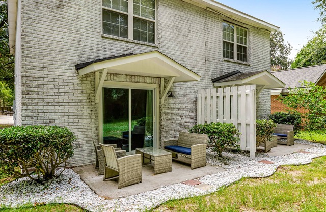 Updated ground-floor condo with patio, AC, & washer/dryer - dogs welcome